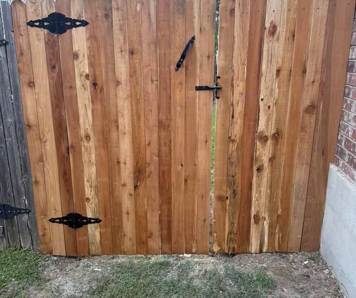 Wood fence gate with heavy-duty hinges